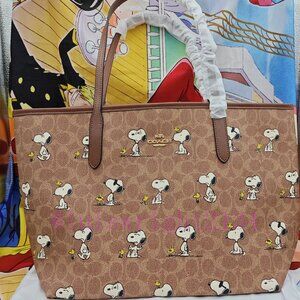 Coach X Peanuts tote In Signature Canvas With Snoopy Print
